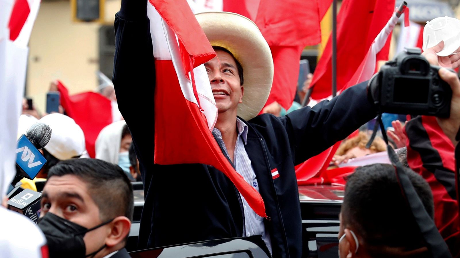 Castillo da la sorpresa y adelanta a Fujimori en las elecciones peruanas