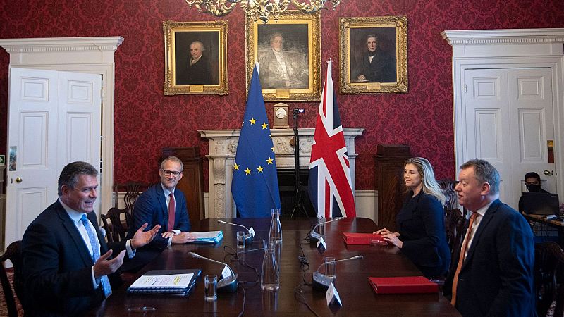 La 'guerra de las salchichas': la UE advierte a Reino Unido de que no renegociará el protocolo norirlandés