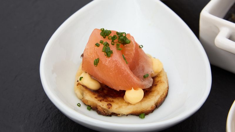 Receta de Blinis con salmón y salsa holandesa