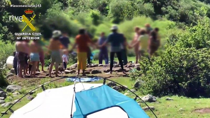 La Guardia Civil interviene en la acampada de la 'familia arcoíris'en la sierra riojana y sanciona a 76 personas