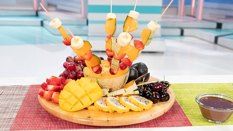 Brochetas de frutas con crema de cacahuete y cacao