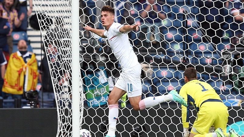 Schick acalla Hampden Park con un doblete y Eslovaquia sorprende a Polonia
