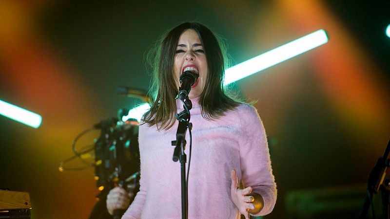 Maika Makovski incendia la Sala Apolo, a 'Efecte Collins'