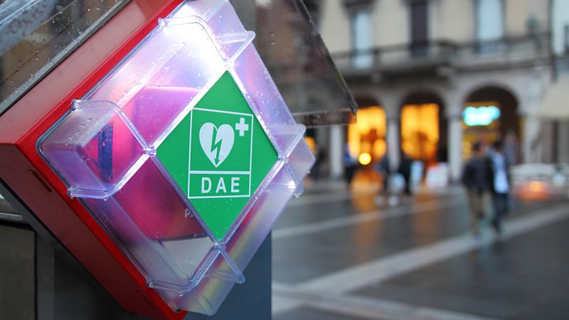 Desfibriladores y masaje cardíaco: cómo prepararnos para actuar cuando el corazón se detiene