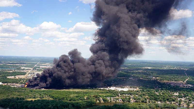 Una explosión en una fábrica de EEUU provoca un incendio y cientos de personas son evacuadas