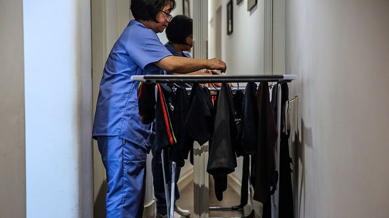 Un tercio de las empleadas del hogar en España trabaja sin contrato, según la OIT