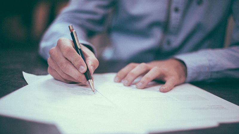 Los 10 datos que debes comprobar antes de firmar un contrato laboral