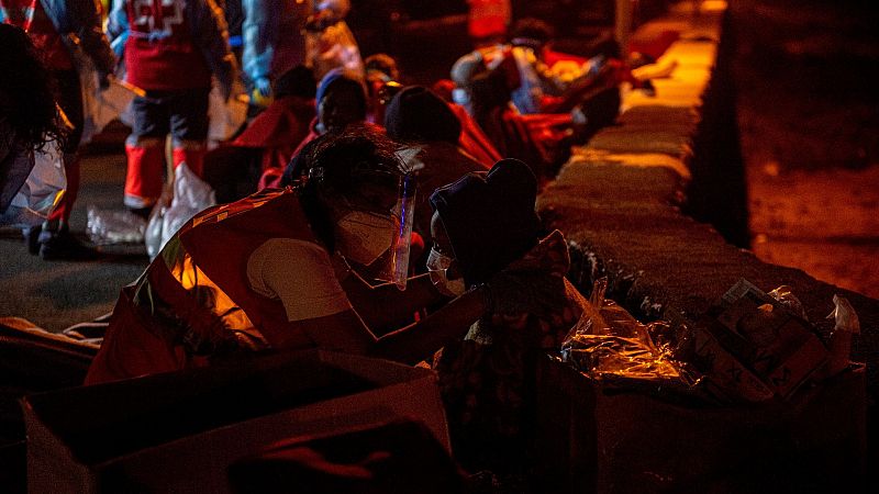 Al menos cuatro muertos y cuatro desaparecidos tras volcar una patera en Lanzarote con 46 personas