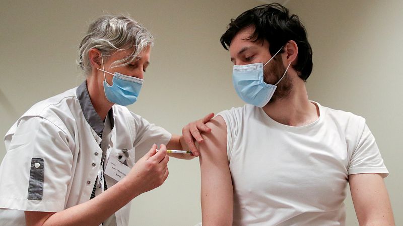 Las vacunas no agravan los síntomas de pacientes con COVID persistente, según un nuevo estudio