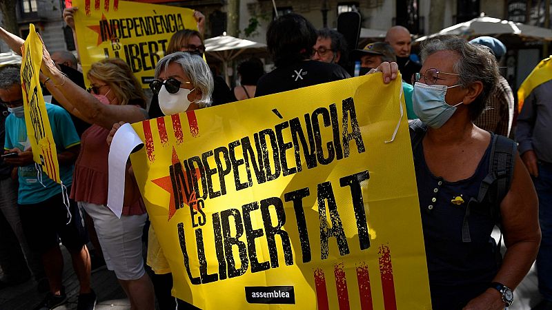 Centenares de independentistas reciben a Sánchez entre abucheos y reclaman "amnistía" para los presos del 'procés'