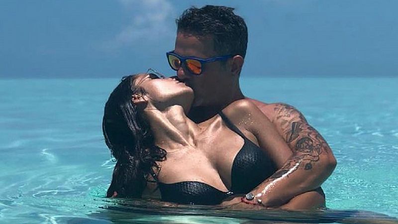 Alejandro Sanz y Rachel Valdés, dos cuerpos mojados que se comen a besos en un playa paradisíaca