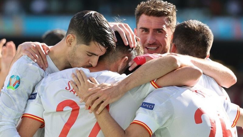España se clasifica para octavos de final con un saco de goles ante Eslovaquia (0-5)