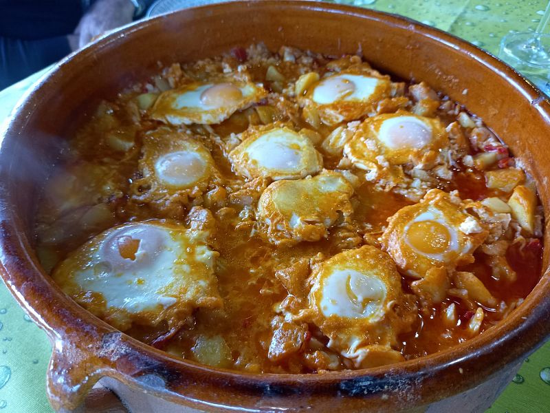 Receta típica de Manzanal del Puerto: Cazuela de bacalao con huevos escalfados