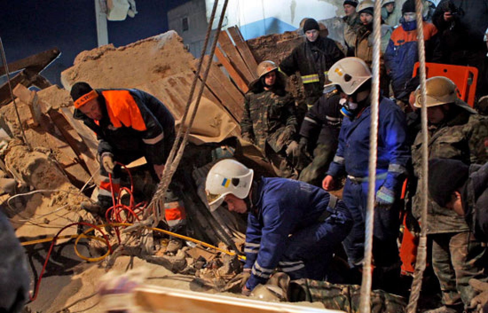 Los equipos de rescate buscan supervivientes en Ucrania