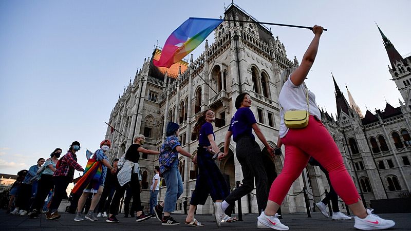 La Comisión Europea califica de "vergüenza" la ley anti-LGTBI de Hungría