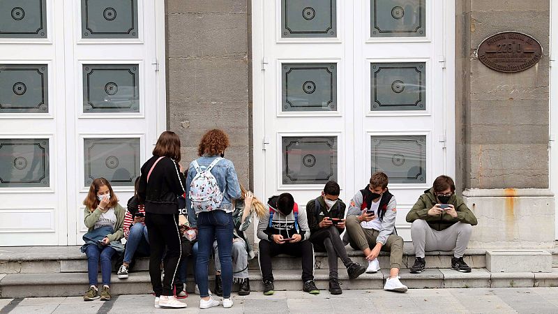 La nueva normativa de las mascarillas: no serán obligatorias en el exterior si hay al menos 1,5 metros de distancia