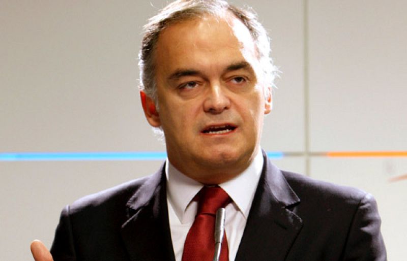 PSOE y PP alaban la actitud de Rey para salir de la crisis económica en España