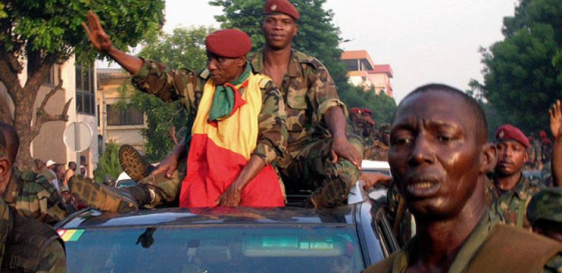 Los militares golpistas de Guinea Conakry se atrincheran en el poder