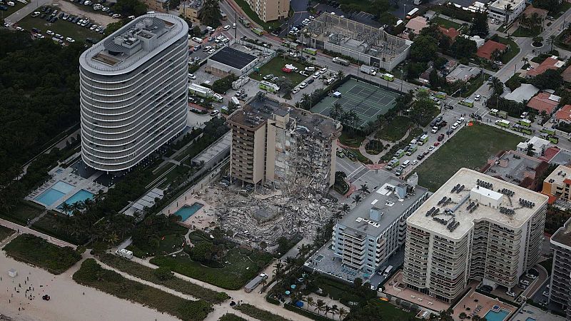 Al menos un muerto y casi un centenar de desaparecidos en el derrumbe de un edificio en Miami Beach