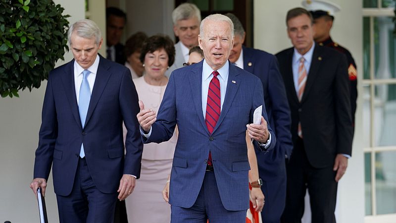 Biden anuncia un acuerdo bipartidista sobre su plan de infraestructuras que creará "millones de puestos de trabajos"