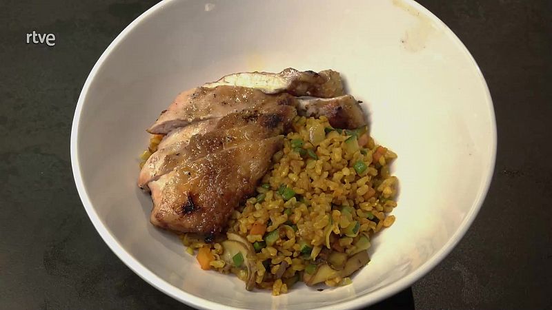 Arroz con verduras y pollo a la brasa