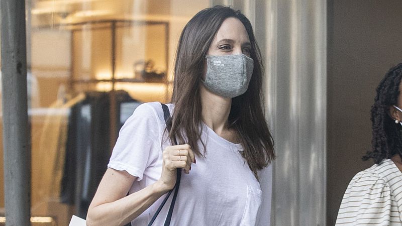 La falda midi y la camiseta blanca que Angelina Jolie no se quita ni con lejLa falda midi y la camiseta blanca que Angelina Jolie no se quita ni con lejía