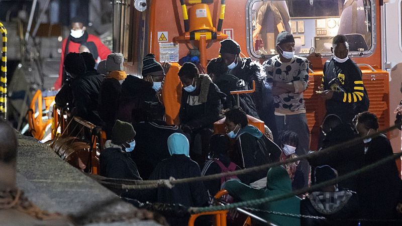Unos 250 inmigrantes llegan a cuatro islas de Canarias, entre ellos una veintena de menores, uno de ellos en estado grave