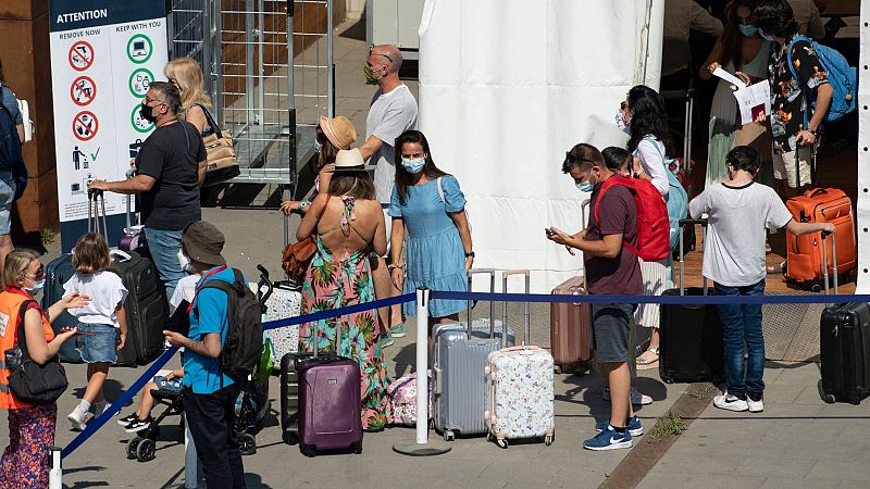España exigirá  PCR negativa  o vacuna completa a los turistas británicos