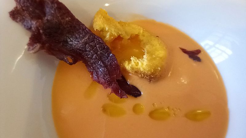 Receta de salmorejo con yema de huevo empanada