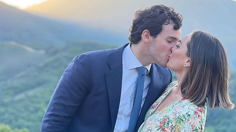El beso de Tamara Falcó e Íñigo Onieva en su 'finde' de ensueño: el vestido perfecto, el paisaje perfecto... y la boda perfecta