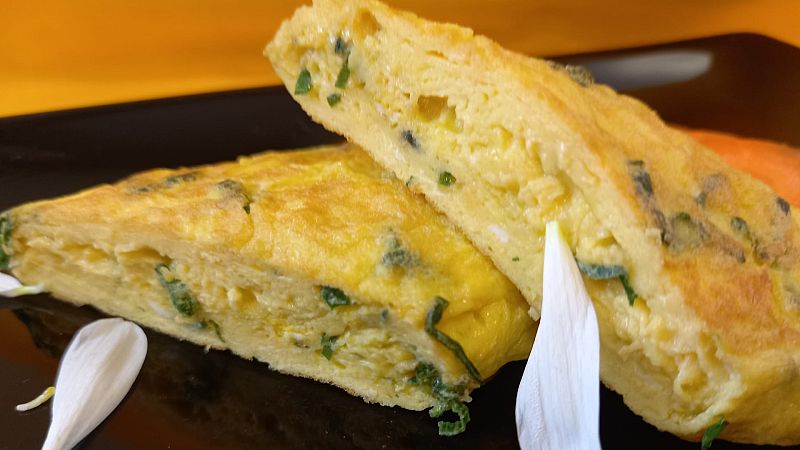 Receta de tortilla de hojas verdes: aprovecha los manojos y no tires nada