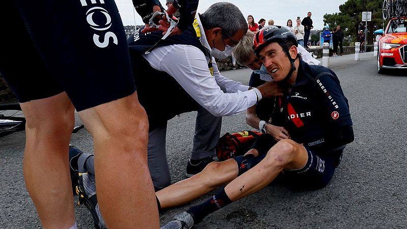 Geraint Thomas (INEOS) sufre una dura caída en la tercera etapa