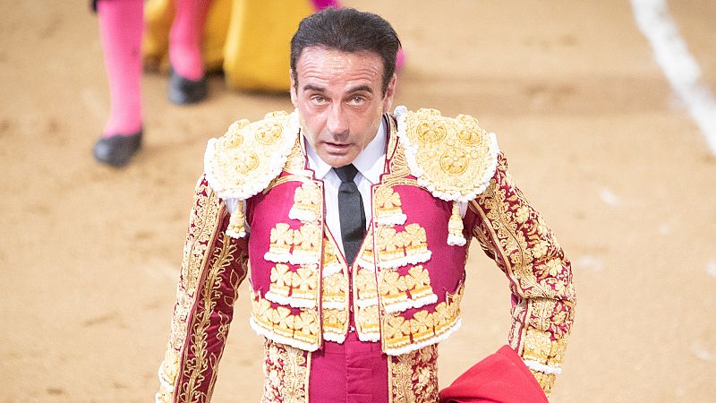 Enrique Ponce se retira y se corta la coleta. ¿Lo hace para preprarar su boda con Ana Soria?