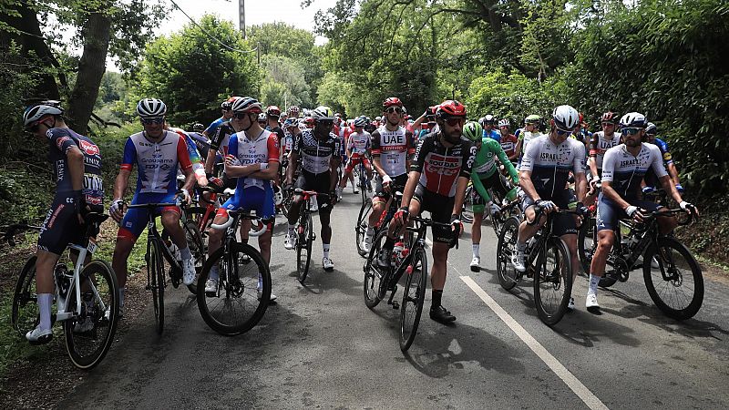 Plantón de los ciclistas del Tour en protesta por el recorrido de la etapa 3