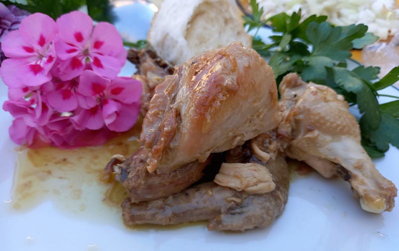 Receta típica de Carmonita: pollo en salsa con vino