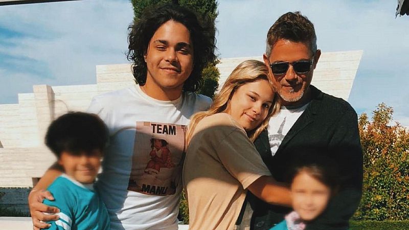 Alejandro Sanz comparte su "felicidad" junto a sus cuatro hijos, ¿quién se parece más a él?