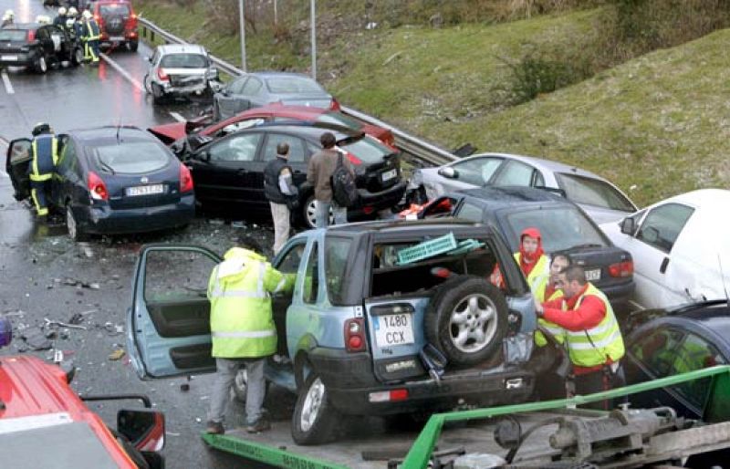 Un accidente múltiple provoca 27 heridos y obliga a cortar la A-8 a la altura de Muskiz, en Vizcaya