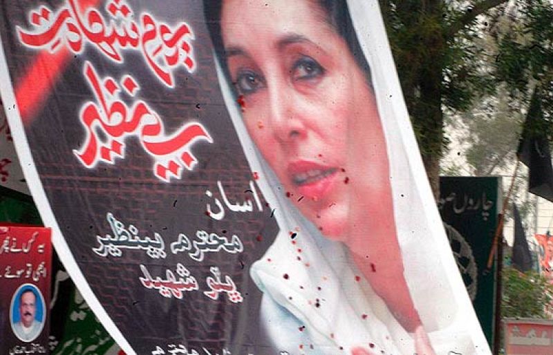 Pakistán llora a Benazir Bhutto un año después de su asesinato
