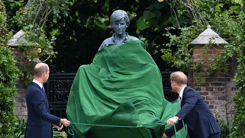 Así es la estatua de Diana de Gales que han inaugurado sus hijos, Guillermo y Harry, dando una imagen de unidad