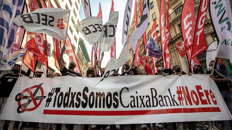 CaixaBank y sindicatos pactan el mayor ERE de la historia de la banca española para la salida de 6.452 trabajadores