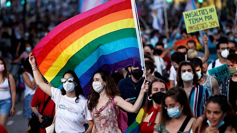 El Orgullo LGTBI en diez datos: delitos de odio, miedo a darse la mano en público y más discriminación por ser 'trans'