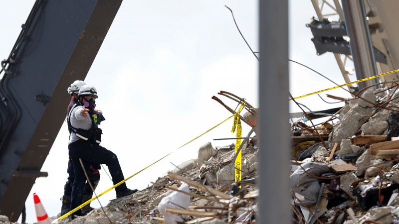 Ascienden a 24 los muertos por el derrumbe del edificio en Miami