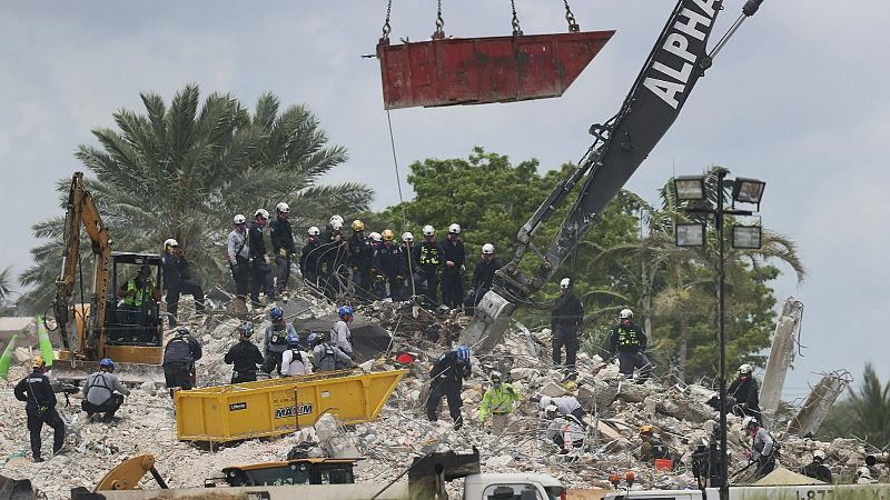 Extraen tres nuevos cuerpos del edificio derrumbado en Miami y los muertos ascienden hasta los 27