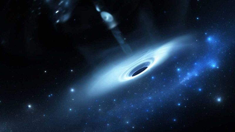 Un cúmulo estelar tiene en su centro más de cien agujeros negros