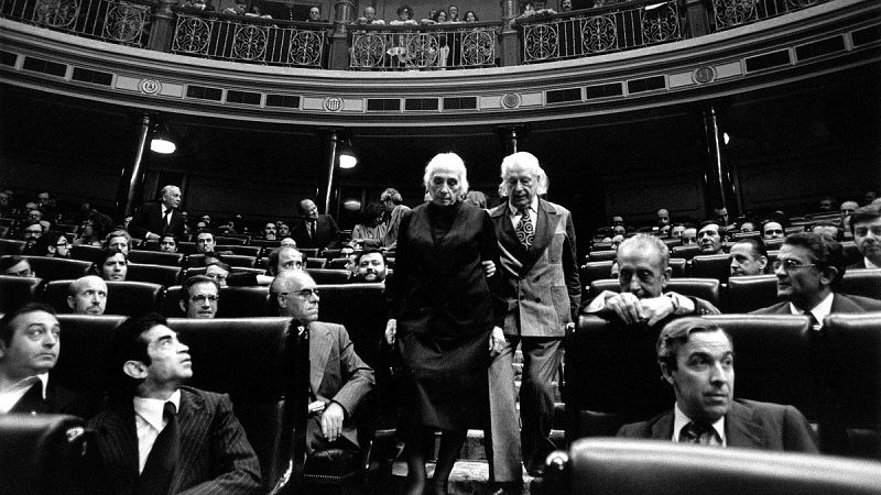 La Pasionaria y Alberti en el Congreso, la foto de Marisa Flórez que simboliza el inicio de la democracia en España