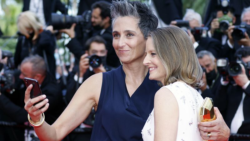 Jodie Foster, de Givenchy y del brazo de su mujer, deslumbra en el Festival de Cannes