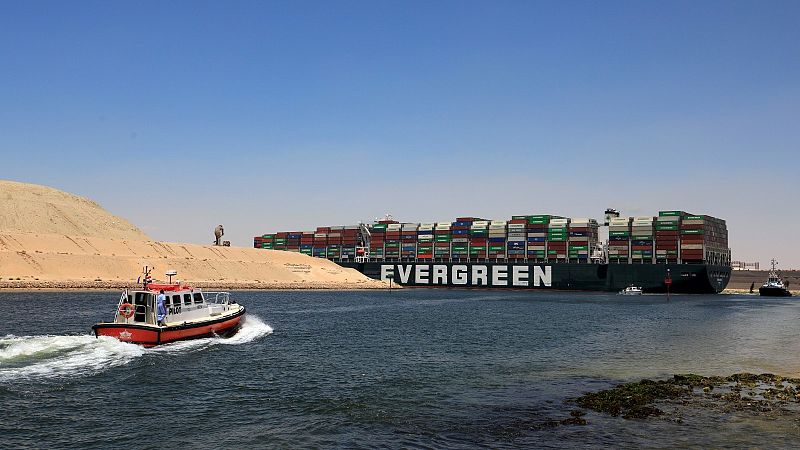El buque Ever Given abandona 100 días después el Canal de Suez tras alcanzarse un acuerdo de indemnización