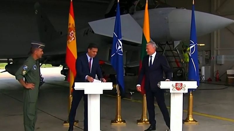 Una alerta real por la presencia de un avión sin identificar interrumpe la comparecencia de Sánchez en Lituania