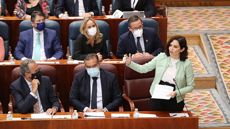 La reforma de Telemadrid de Ayuso ve la luz gracias a la abstención de Vox y entre las críticas de la oposición