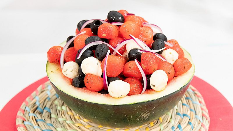 Ensalada de sandía, aceitunas y queso mozzarella